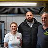 Sie freuen sich über die große Nachfrage nach veganem Döner (von links): Mona Ekincioglu, die die Soße kreiert hat, Inhaber Christian ...