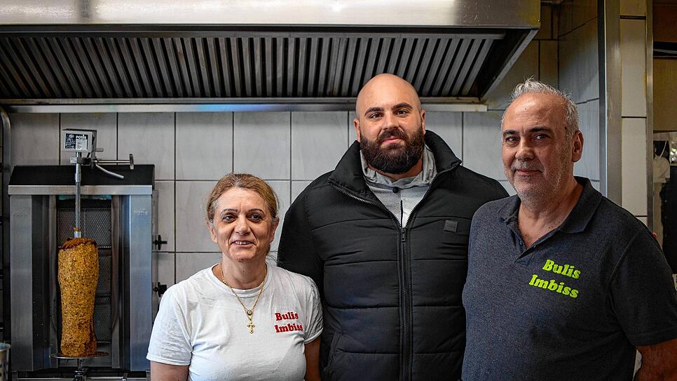 Sie freuen sich über die große Nachfrage nach veganem Döner (von links): Mona Ekincioglu, die die Soße kreiert hat, Inhaber Christian ...