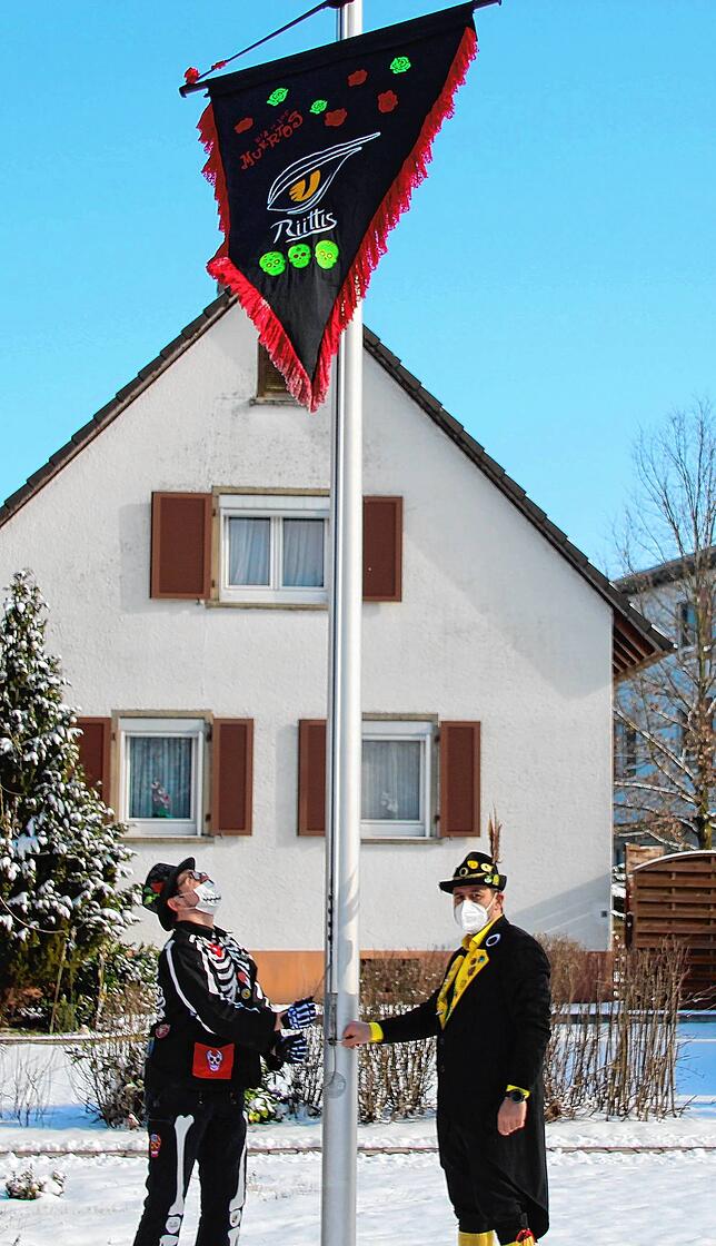 Gut sichtbar für die Spaziergänger hängen die drei Fahnen der Rüttis Horheim, Gwaag Schwerzen und Frösche Wutöschingen an den drei ...