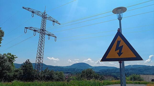 Die alte, durchs Baugebiet Auf Leim führende Stromleitung wird bis zum 1. Oktober abgebaut.