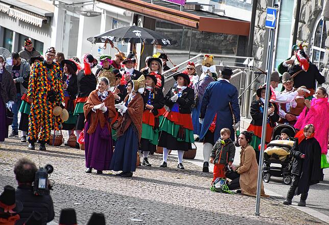 Bild 9: Bilder vom Einmarsch der Gliederungen des Narrengericht zum Bürgerhaus