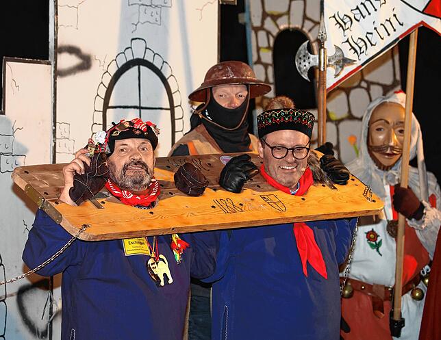 Hat Nerven, Furtwangens Bürgermeister Josef Herdner (links) mit seinem Fläschchen Quellwasser aus Furtwangen. Daneben Severin Graf.