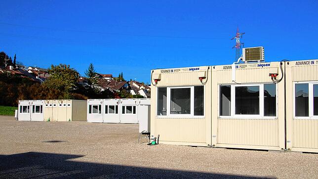 Die fertiggestellte Container-Anlage für bis zu 90 Geflüchtete im Meßkircher Stadtteil Igelswies kann zurzeit wegen einer Petition, die ...