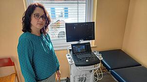 Die neue Markdorfer Kinderärztin Ramona Muraru zeigt in einem der Behandlungszimmer das moderne Ultraschallgerät.