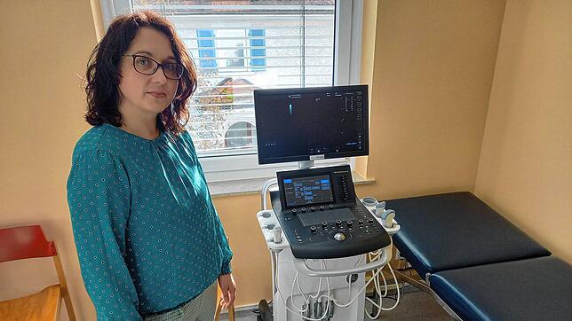 Die neue Markdorfer Kinderärztin Ramona Muraru zeigt in einem der Behandlungszimmer das moderne Ultraschallgerät.