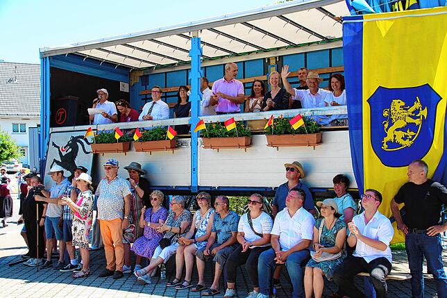 Gerd Mägerle und Nathalie Waldenspuhl stellten die Musikkapellen und Oldtimerfahrzeuge vor. Auf dem Festwagen verfolgten auch die ...