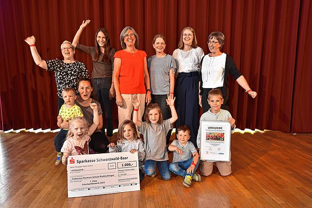 Die Hände gehen nach oben! Über 1000 Euro freut sich die Frobenius-Thomsin-Schule in Riedöschingen.