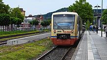 Ein Zug des Seehäsle am Stockacher Bahnhof: Der Ersatzverkehr dauert nun noch bis Donnerstag, 5. November, weil sich die Bauarbeiten ...
