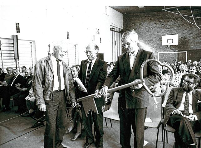 Bei der Übergabe am 16. September 1988 übergab Karl Stump vom Bauamt den sehr großen Schlüssel für die Schule an die beiden Schulleiter ...