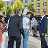 Bernd Häusler (rechts) nimmt Glückwünsche zur Wiederwahl in Singen entgegen.