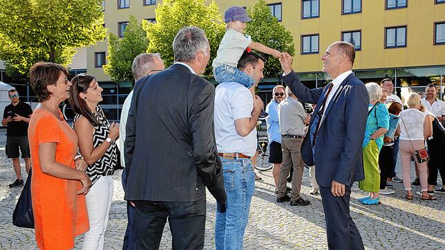 Bernd Häusler (rechts) nimmt Glückwünsche zur Wiederwahl in Singen entgegen.