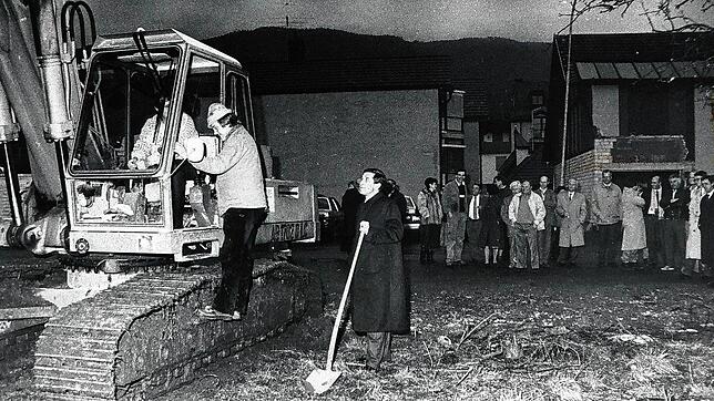 1989: Einer von vielen Spatenstichen in den ersten Jahren der Amtszeit von Bürgermeister Klaus Denzinger: Der Baubeginn am Parkhaus in ...
