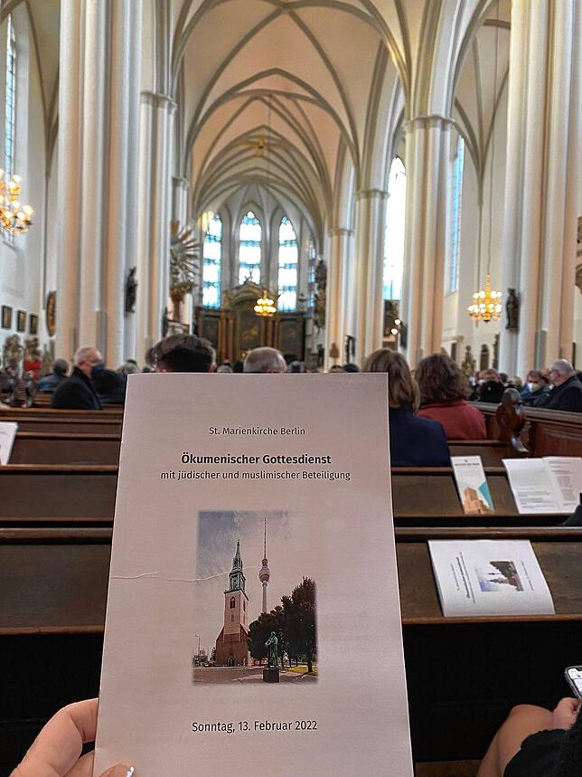Los geht es am Morgen mit einem Ökumenischen Gottesdienst. Blick auf Programm und Kirche.
