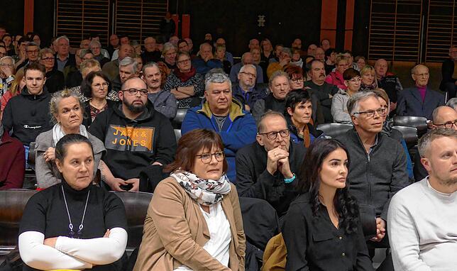 Die Bürgermeisterkandidatenvorstellung zog eine große Anzahl von Zuhörern in die Alemannenhalle.