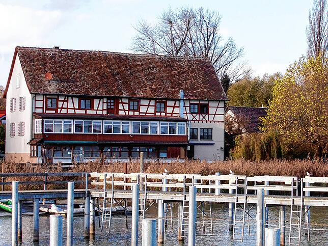 Markant steht das Hotel Schlössli am Seeufer von Horn