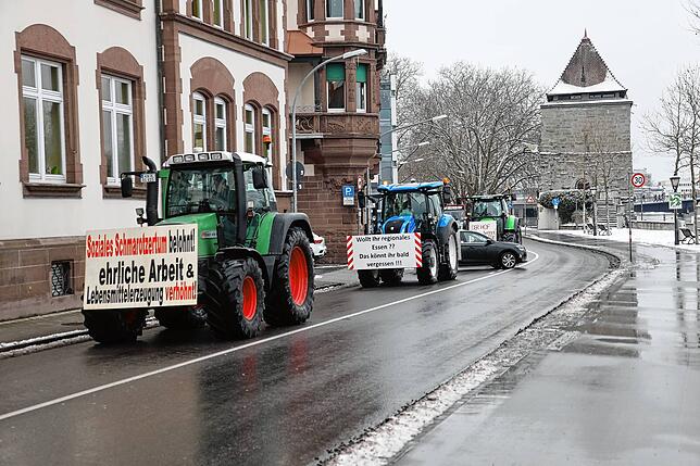 Bild 1: Traktoren umrunden die Stadt: Jetzt demonstrieren die Landwirte auch in Konstanz!