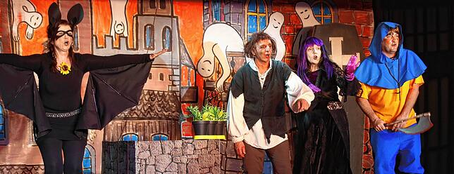 Im Burgverlies geht rund mit Fledermausi (Karin Bürgin), Quasimodo (Roland Werner), Vampir (Regina Werner) und dem Henker (Marco ...