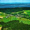 Blick auf den Schiener Berg und die Höri (Archivbild von Mai 2023): Auf der Halbinsel wollen Windkraftgegner sich im Gemeinderat ...