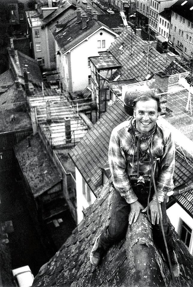 Gewagte Aktion: Blätzlebuebe-Zunftmeister Heinz Hug 1974 auf der Dachgaube des Stadttors.