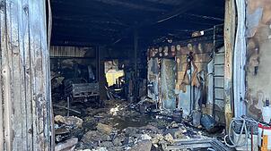 Von diesem Carport ist nach einem Brand im Twielfeld Hilzingen nicht mehr viel übrig.