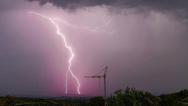 Nach dem heißen Wochenende werden Gewitter und viel Wind erwartet. (Symbolbild)