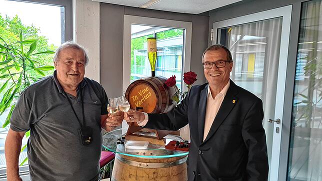 Manfred Henle aus Schwörstadt und Oberbürgermeister Klaus Eberhardt stoßen mit dem Wetteinsatz an. Foto: Stefan Ammann