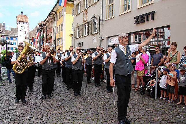 Bild 3: Waldshuter Chilbi 2025: So viel Freude macht der Festumzug in der Kaiserstraße - die schönsten Bilder