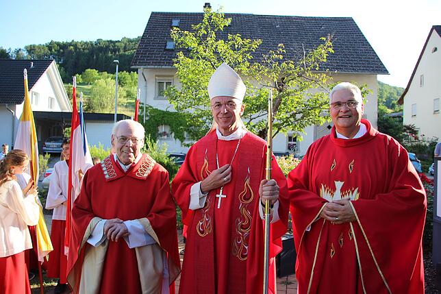 Eine besonders festliche Firmung gestalteten die drei Geistlichen (von links) Pfarrer Hans Jürgen Allgaier, Weihbischof Dr. Peter ...