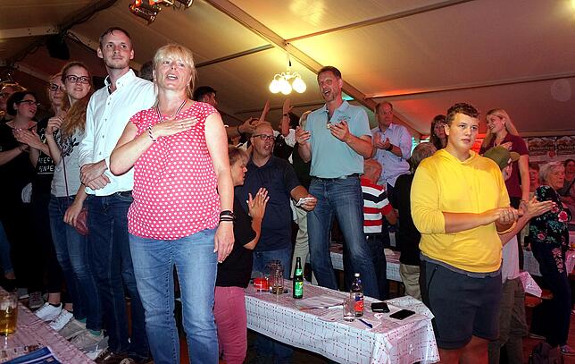 Voller Einsatz: Viele hält es beim Wunschkonzert nicht mehr auf den Bänken – hier singen Besucher begeistert das Badnerlied.