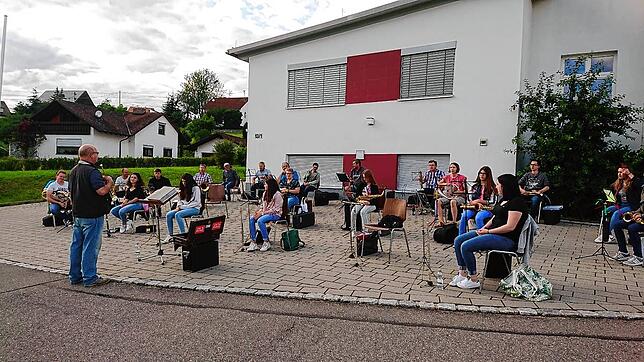 Die Musikkapelle Menningen probte im Sommer im Freien vor dem Gemeindesaal.