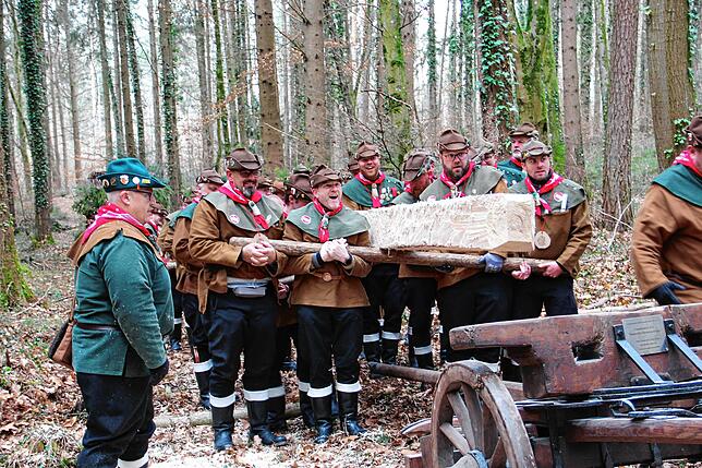 Bild 10: Etz kummt de Narrenbom: So kommt der Narrenbaum aus dem Wald in die Stadt