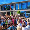 Der Schulchor begrüßte die Gäste zur offiziellen Einweihung des frisch sanierten Schulgebäudes.