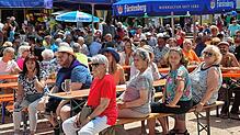 Den Blick in Richtung Bühne gerichtet verfolgen die Besucher des Dorffestes auf dem Mühlenplatz in Unterkirnach das Geschehen.