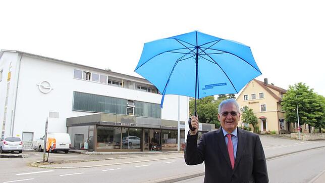 Hermann-Josef Schwarz, Vorstandsvorsitzender der Volksbank Überlingen, am Standort für den neuen "Volksbank-Campus" an der ...