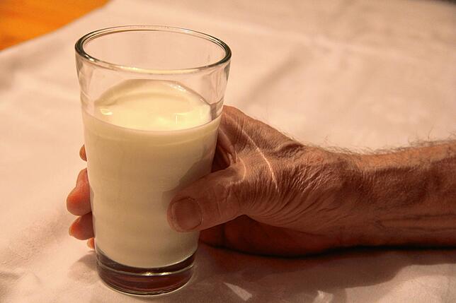 Sucht Nummer eins im Griff: Alkohol. Heute trinkt Werner viel Wasser – und gelegentlich ein Glas Milch.
