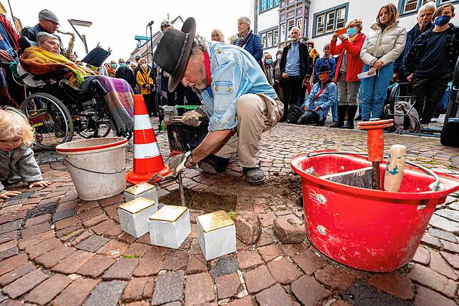 Bild 6: Nun liegen sie auch in VS: Die ersten 18 Stolpersteine zum Gedenken an Villinger Juden sind am Mittwoch verlegt worden