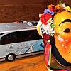 Eine Eschinger Hanselmaske lehnt am Modell eines Reisebusses. Diese Kombination thematisiert das Ungemach, das vielen Narren in der ...
