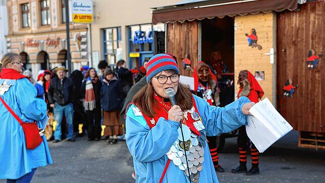 (Archivbild) Elisabeth Ritzmann bei der Moderation des Kärrelerennens 2023 auf der Marktstätte.
