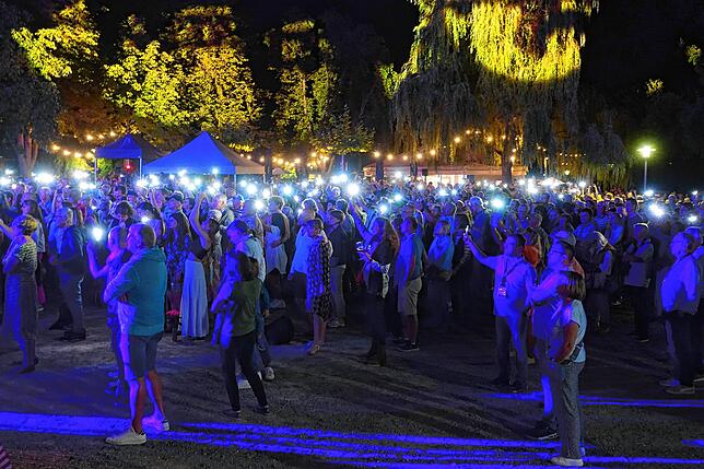 Das Publikum macht mit: Ein Handy-Lampen-Lichtermeer gibt es zum Finale