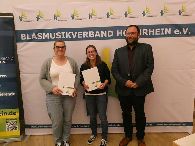 Von links: Tamara Tröndle (MV Gaiß-Waldkirch) und Mona Sackmann (MV Eggingen) erhalten vom stellvertretenden Verbandsdirigenten Jörg ...