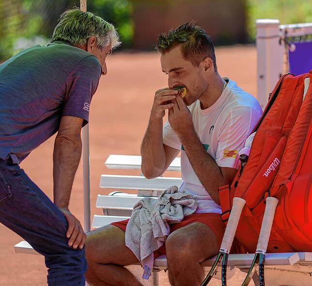 Vater-Sohn-Gespann: Simon Glöckner kam durch seinen Vater Uwe zum Tennis. Bis heute unterstützt er ihn als Trainer in der Badenliga.