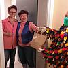 Udo Klaiber, Hansele der Poppele-Zunft, liefert aus. Ella Schröder und Annette Söket freuen sich auf ihren Rebwieberball dehom. Bilder: ...