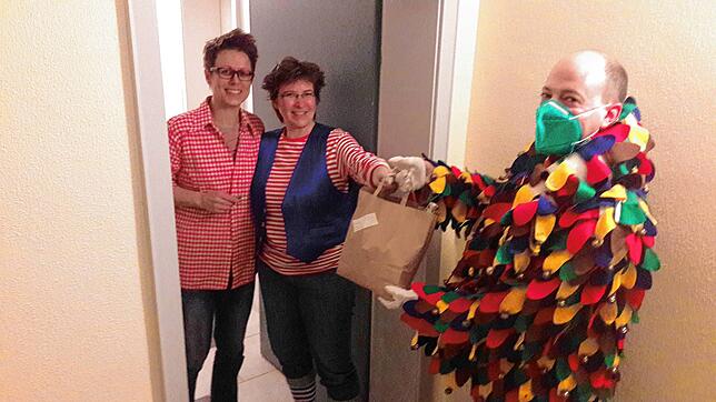 Udo Klaiber, Hansele der Poppele-Zunft, liefert aus. Ella Schröder und Annette Söket freuen sich auf ihren Rebwieberball dehom. Bilder: ...