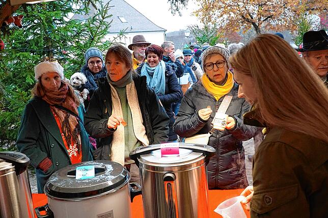 Viel Andrang herrscht am Glühweinstand bei der Blumenfelder Schlossweihnacht. Simone Stiehl vom Bürgerverein schenkt hier jede Menge ...
