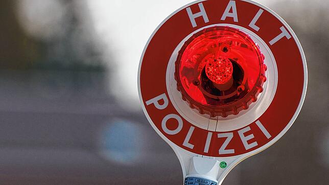 (Symbolbild) Ein illegales Autorennen auf der Autobahn 81 hat die Polizei am Samstagvormittag beschäftigt &ndash; so leicht wie auf ...