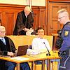 Die beiden Angeklagten sitzend mit ihren Verteidigern Wolfgang Burkhardt (hinten) und Rüdiger Mack (vorne) beim Prozessauftakt vor dem ...