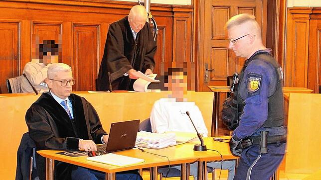 Die beiden Angeklagten sitzend mit ihren Verteidigern Wolfgang Burkhardt (hinten) und Rüdiger Mack (vorne) beim Prozessauftakt vor dem ...
