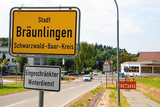 Das Ortsschild wird trotz des künftig davor angesiedelten Neubaugebietes nicht versetzt.