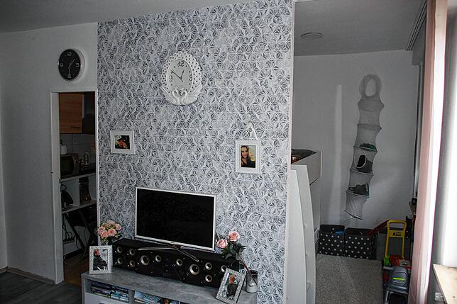 Rechts die abgetrennte Ecke mit Hochbett, die offiziell als halbes Zimmer gilt. Links die Küche.