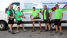 Andreas Heinzler (von links) von Staenders Holzbau und sein junges Team Rafael Beck, Patrick Wachter, Lukas Riegger, Manuel Droxner ...
